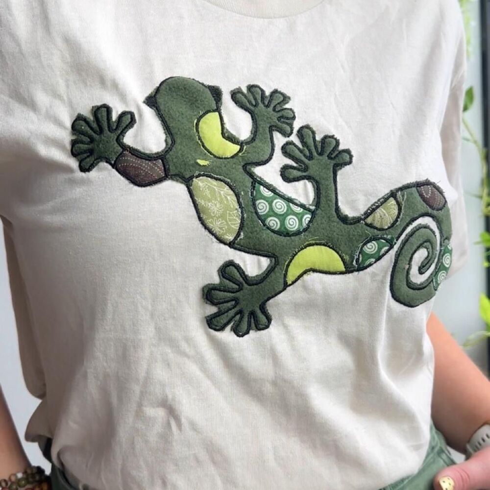 NWT 100% cotton embroidered lizard applique women’s tee